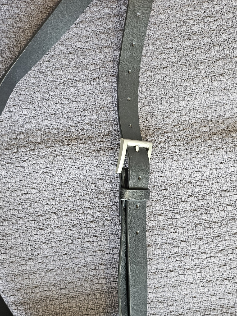 Classic Black Leather Men's Belt with Silver Buckle - Picture 3 of 3